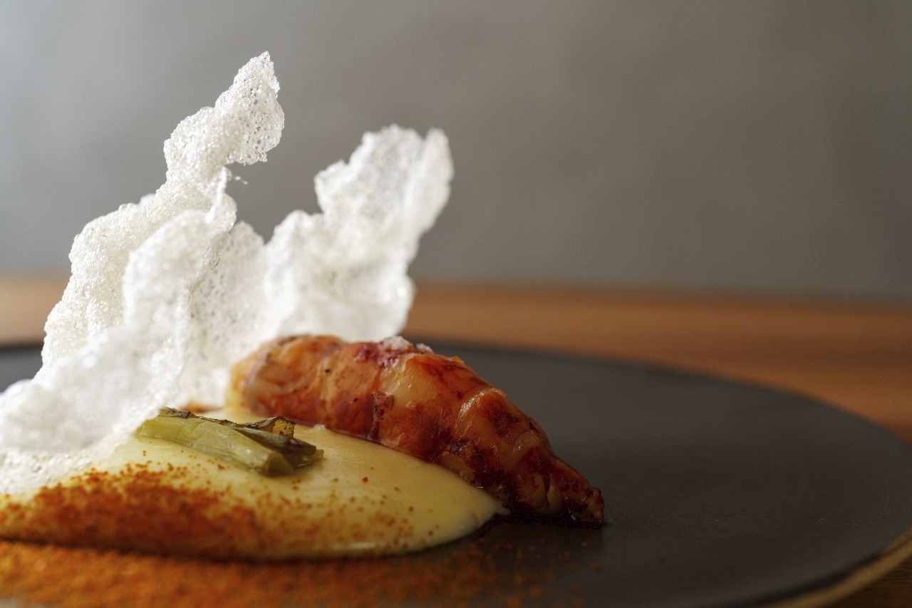 Shrimp with leeks and fried cassava.