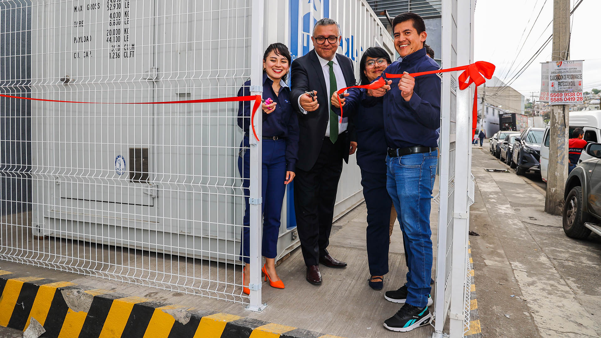 German Torres, segundo desde la izquierda, en el corte de listón para el lanzamiento de una demostración en las oficinas de HVAC Latam.