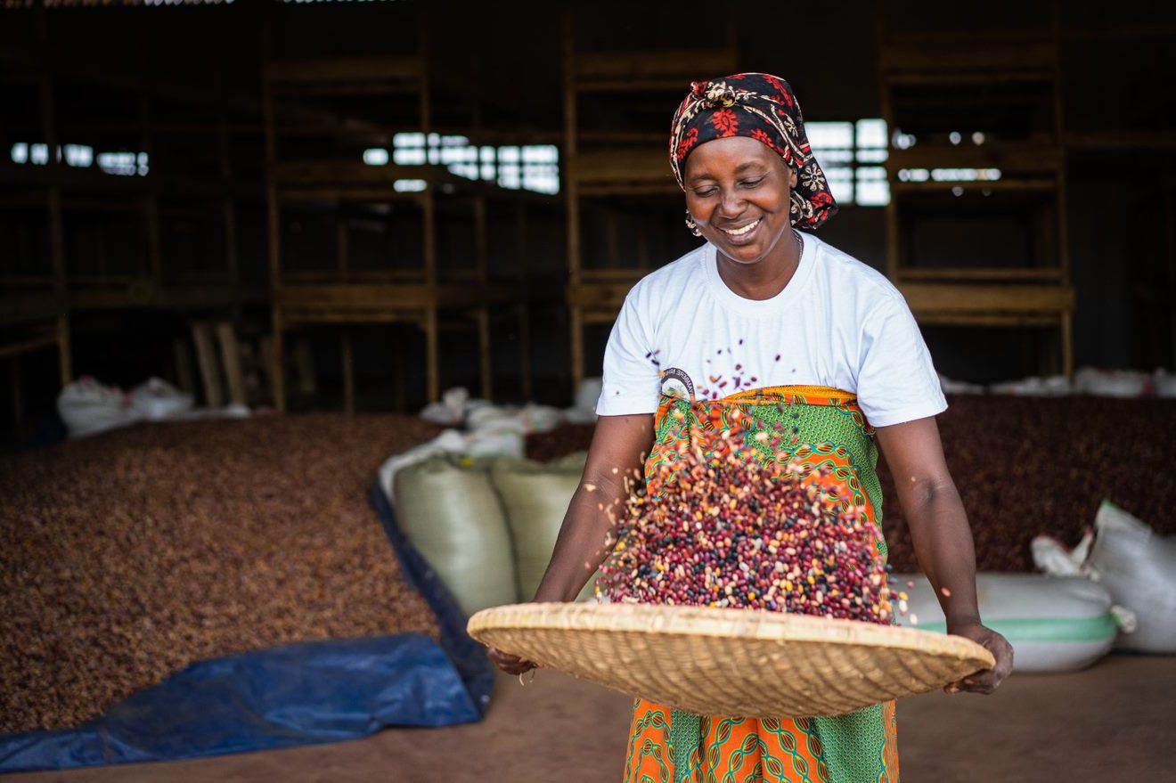 WFP works to connect smallholder farmers in Rwanda to formal markets and to programs like the WFP school feeding program to support local food production. Photo: WFP/ Badre Bahaji