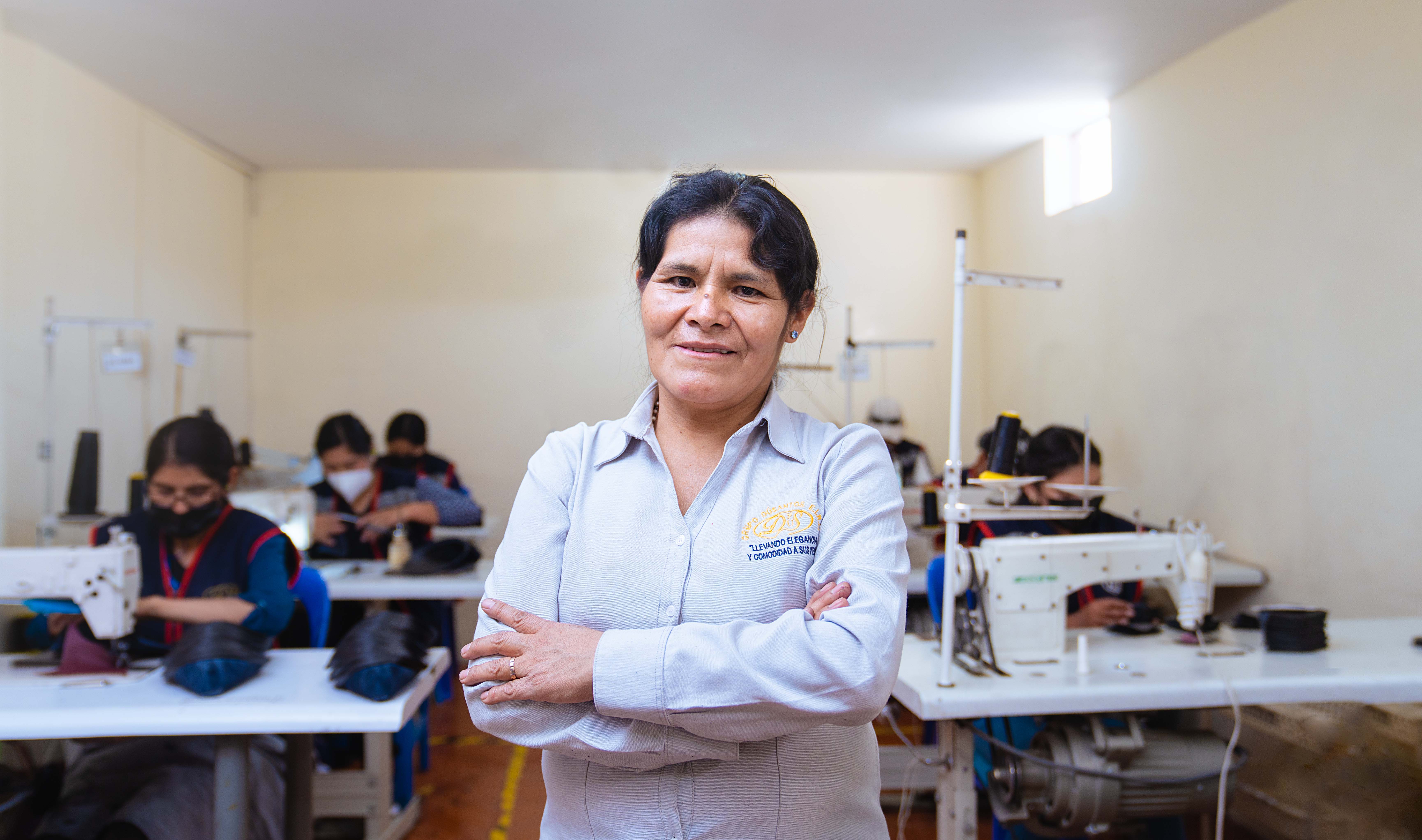 Elizabeth Vargas Vilca, arriba y en la foto del encabezado, dirige una empresa de fabricación de calzado en Arequipa, Perú, que ahora emplea a 20 personas. “Todo nuestro personal sabe que si hacemos un buen zapato, el cliente lo comprará, y cuando el cliente compre, seguir teniendo trabajo… me aseguro de generar trabajo”. (Foto cortesía de CARE)